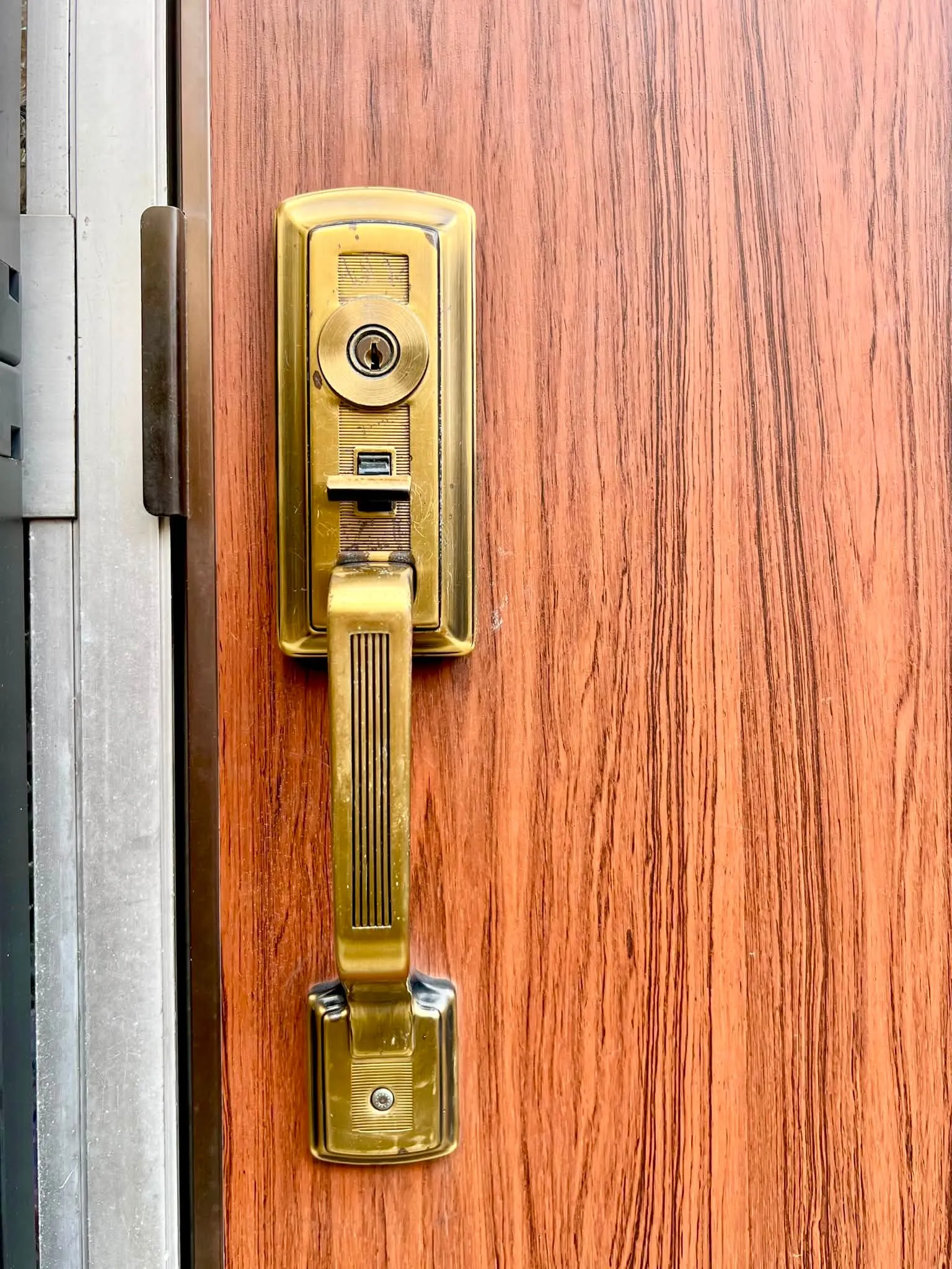 【YKKサムラッチ錠の不調は鍵ではなくドアクローザーが原因。