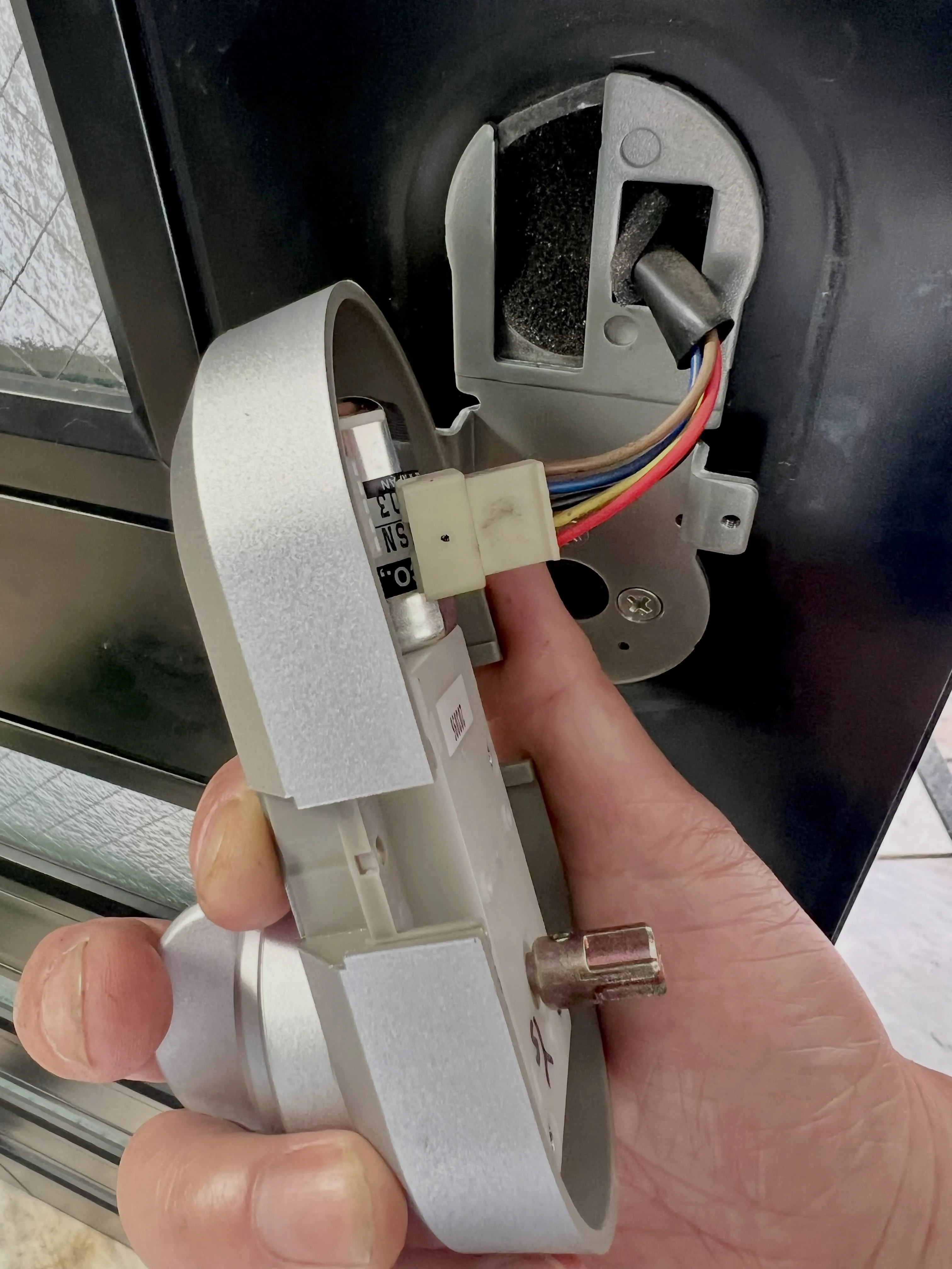 【26年使用の電動サムターンを上下セットで更新。
