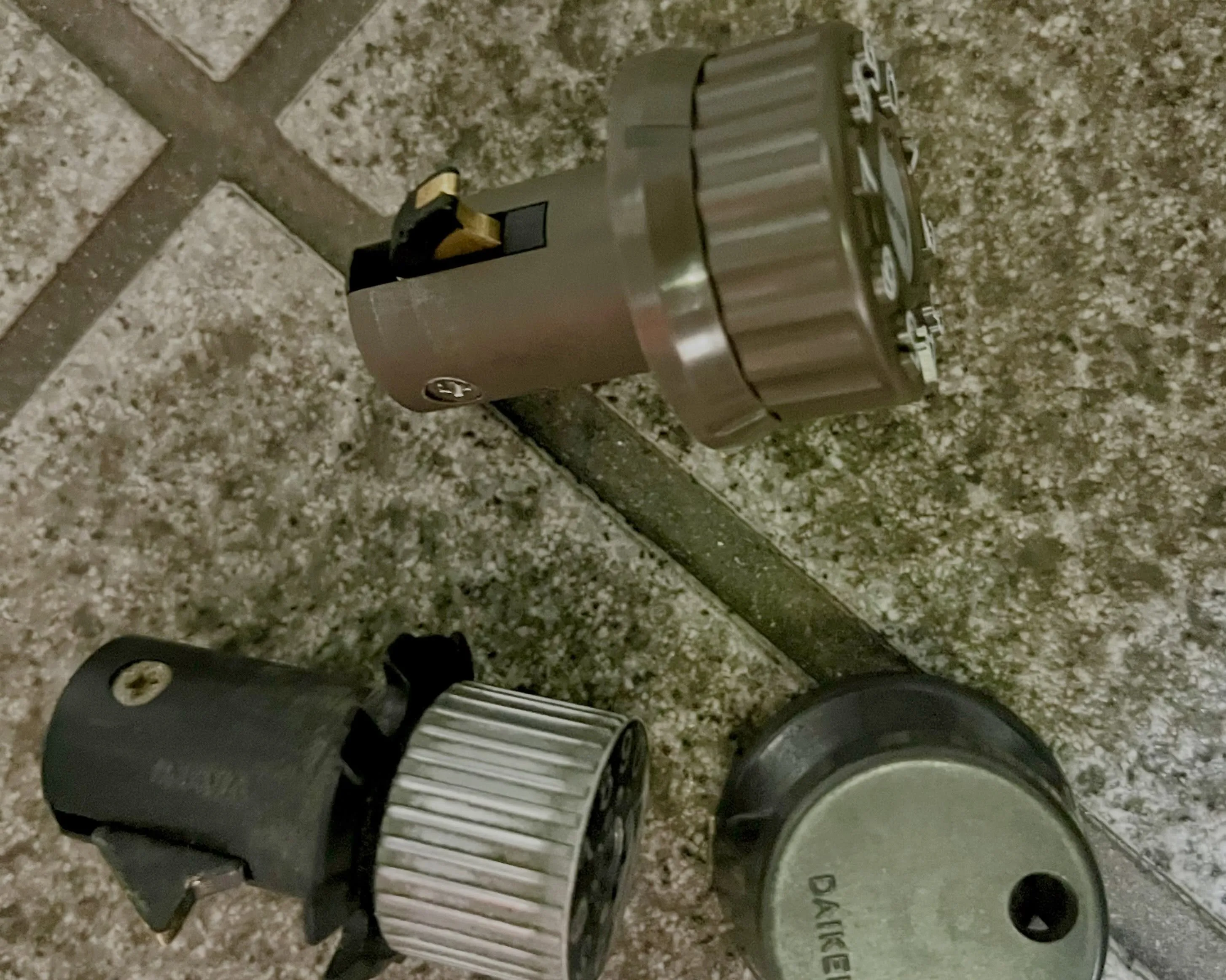 【廃盤でも鍵交換を完遂!逆差し込みで突破する鍵屋の職人技|ポ...
