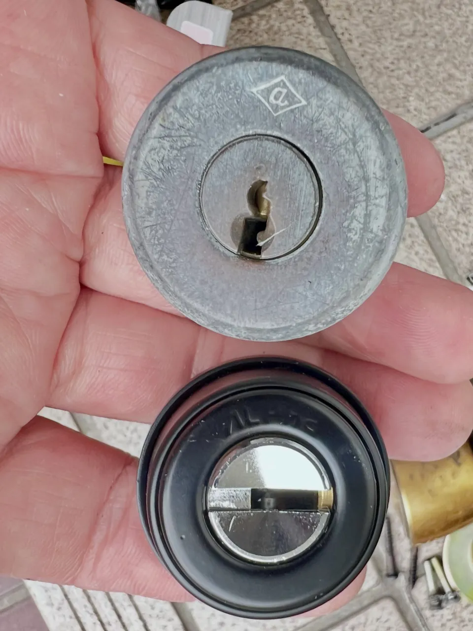 【🔐防犯性を最大化する鍵交換|下錠が回り切らない原因は受け側...