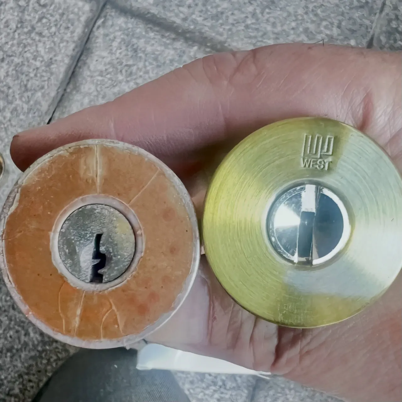 【重い木製ドアが鍵トラブルを招く。