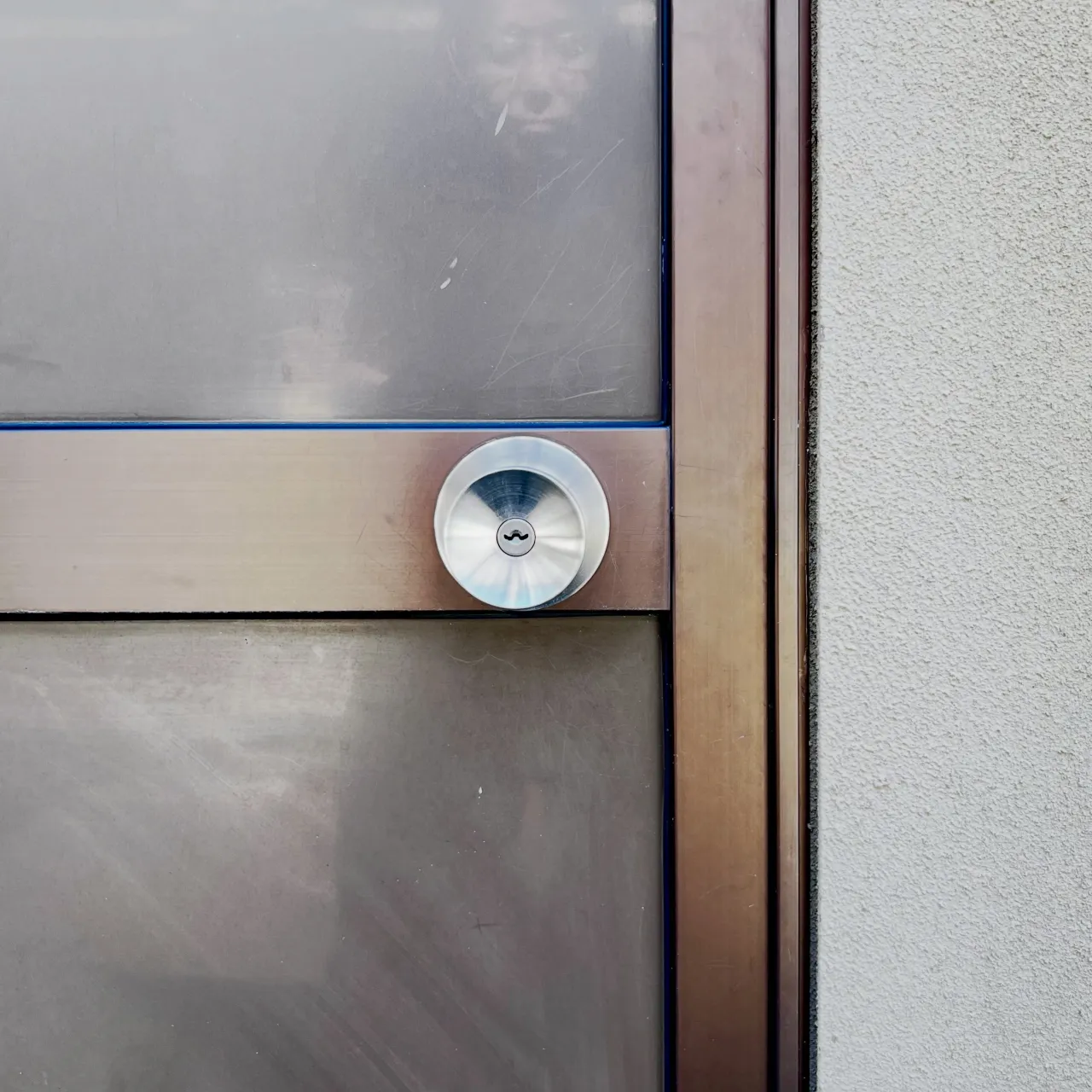 【鍵屋が警告する浮かせ施工の危険性｜鍵交換トラブルを防ぐため...