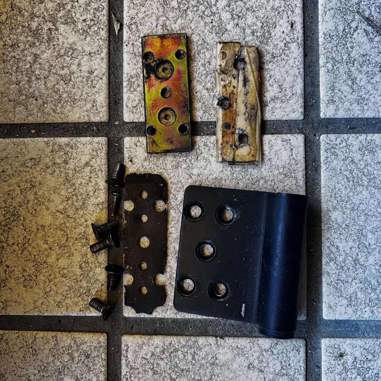 【ちぎれた蝶番を構造補強で完全復旧。