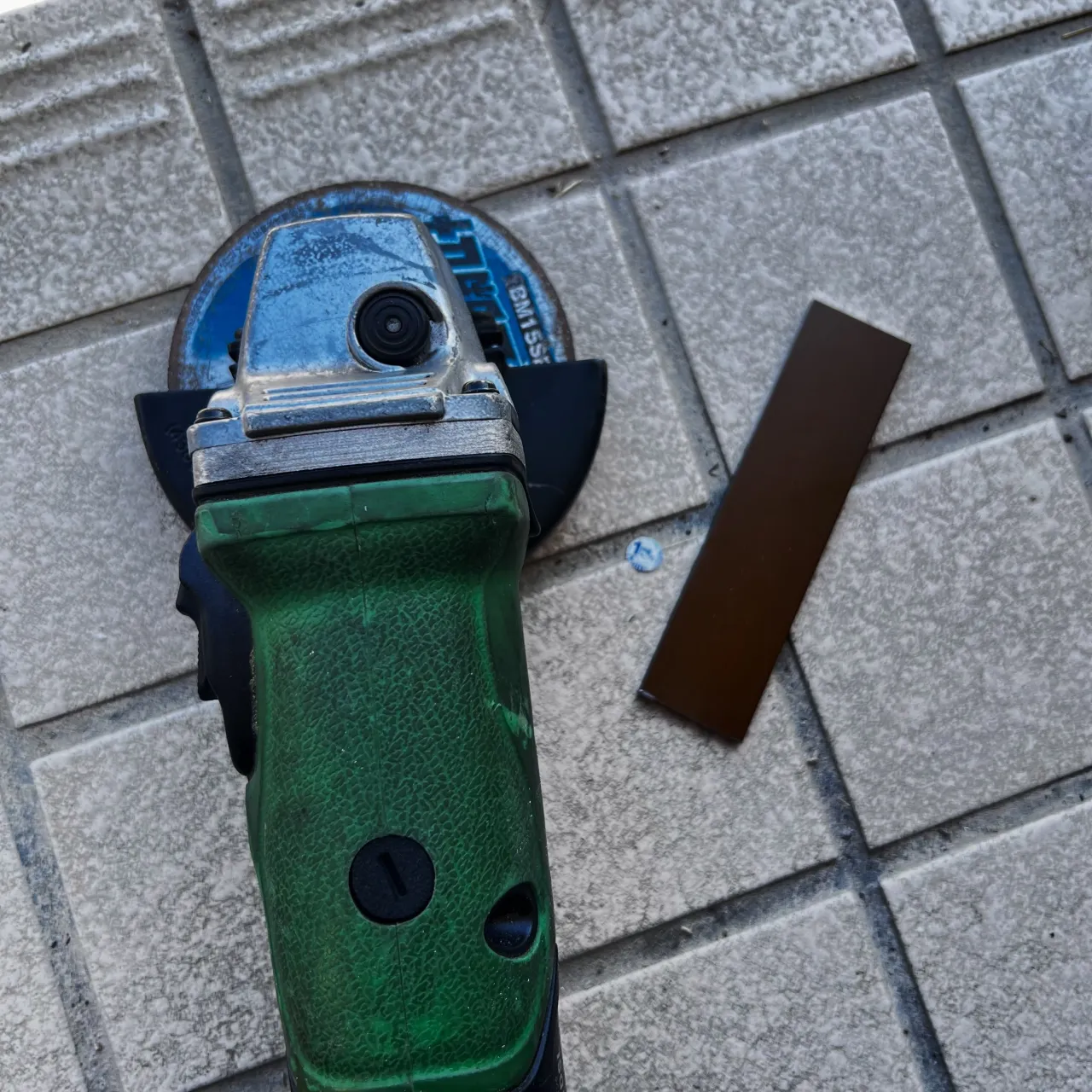 【ちぎれた蝶番を構造補強で完全復旧。