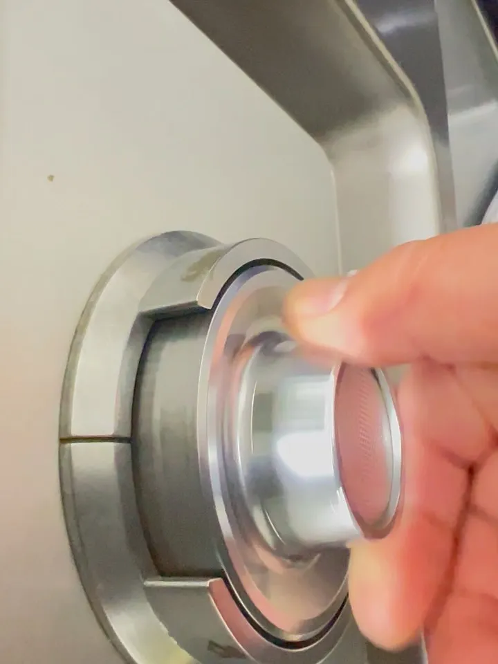 【金庫ダイヤルが途中で止まる…原因は油切れでした】